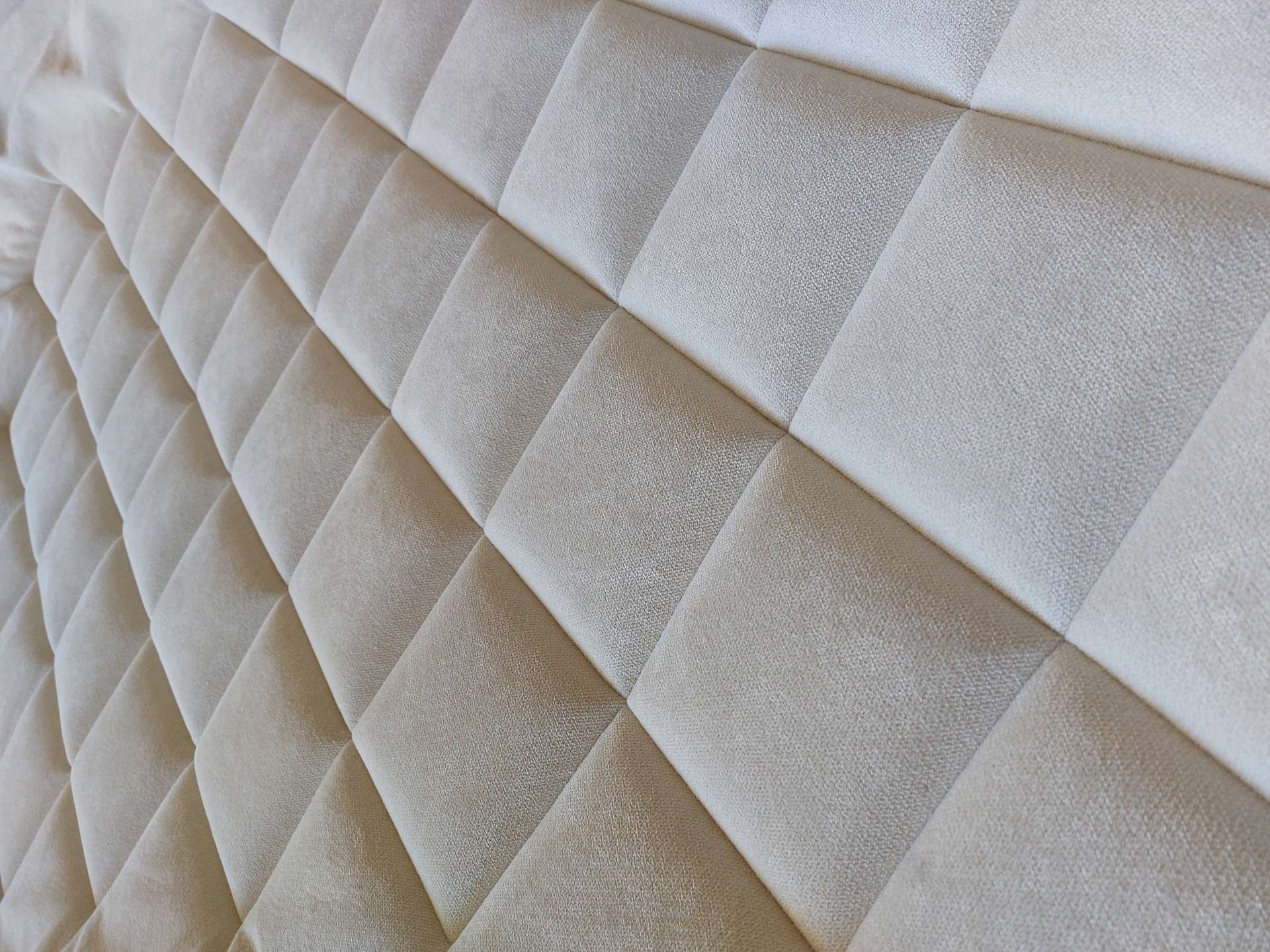 Καπιτονέ ταπετσαρία επίπλων και κεφαλαριών