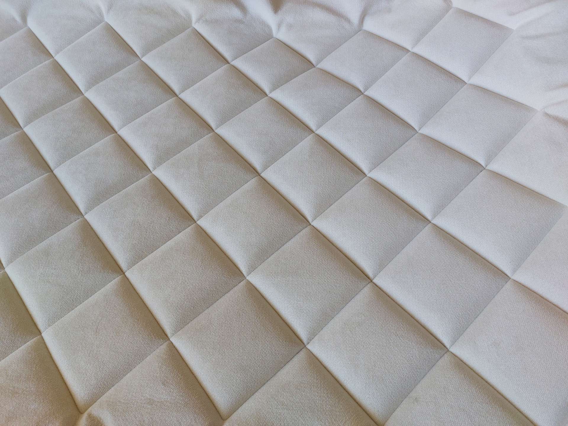 Καπιτονέ ταπετσαρία επίπλων και κεφαλαριών