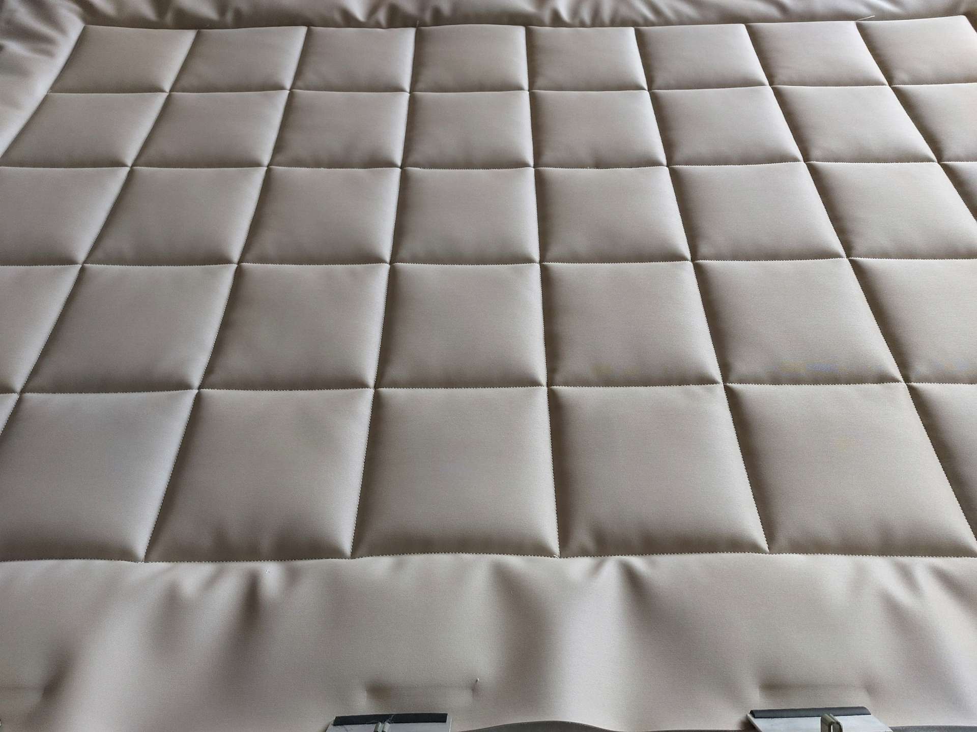 Καπιτονέ ταπετσαρία επίπλων και κεφαλαριών